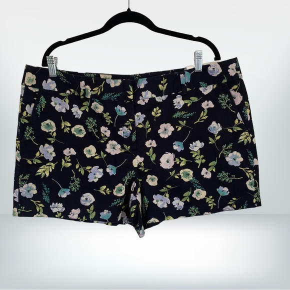 LOFT Pants - NWT LOFT Floral Print Shorts, size 16